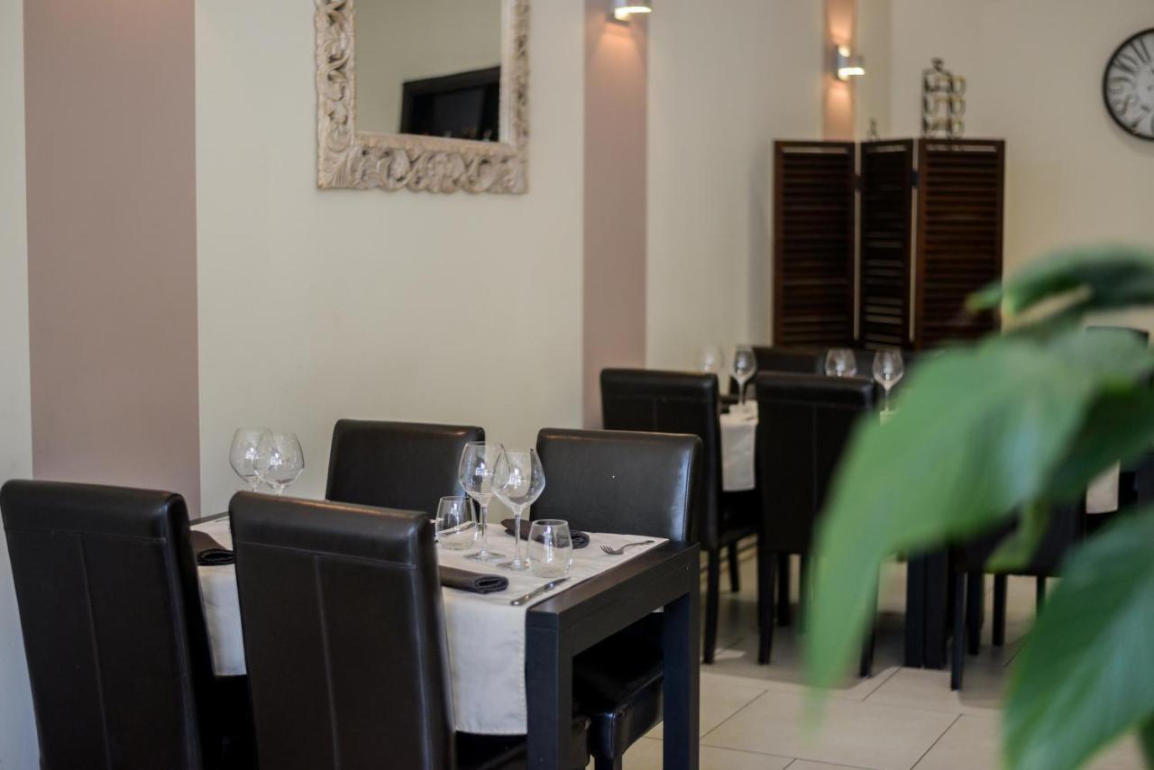 Logis Le Saint Hubert Hotel Haybes Екстериор снимка