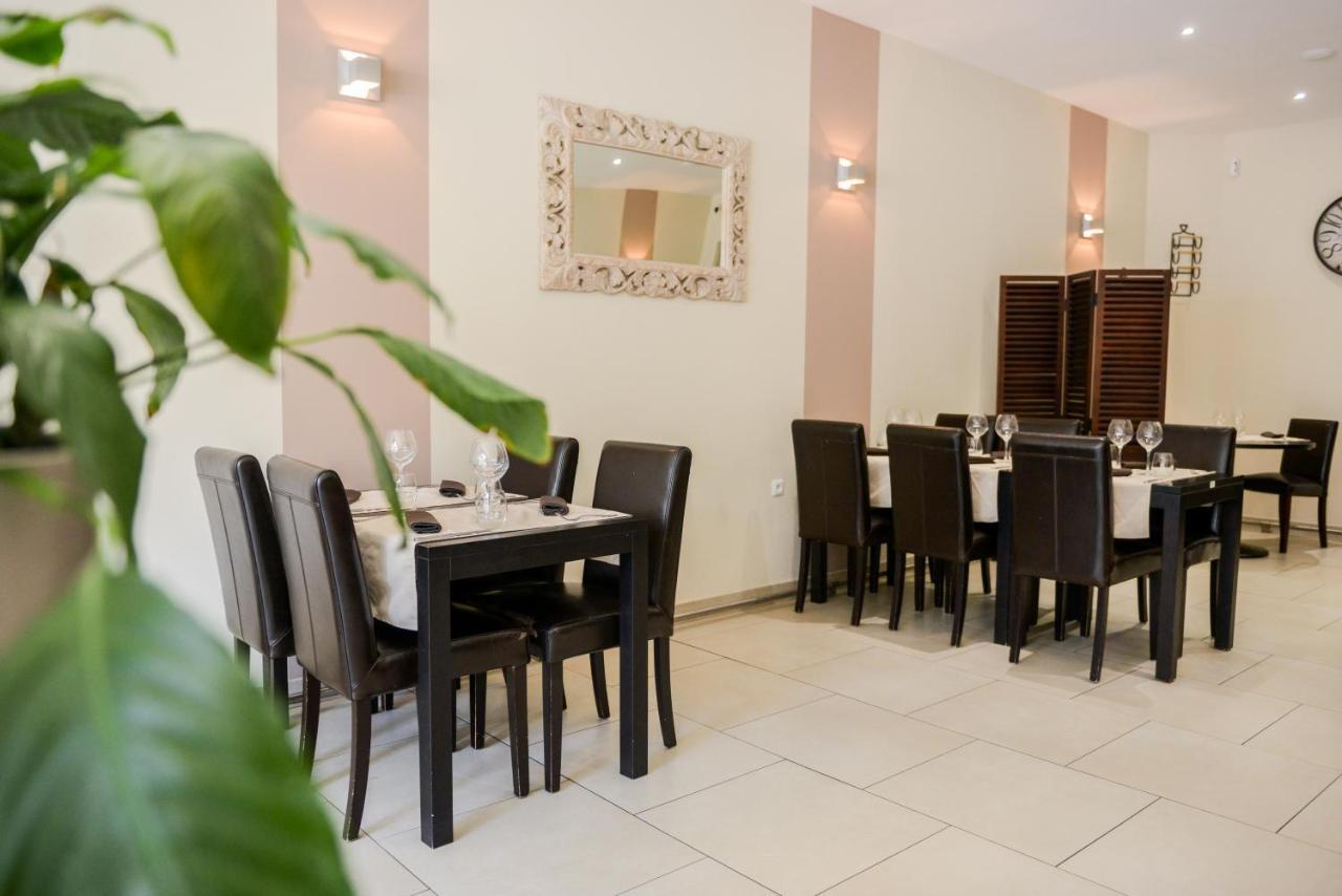 Logis Le Saint Hubert Hotel Haybes Екстериор снимка
