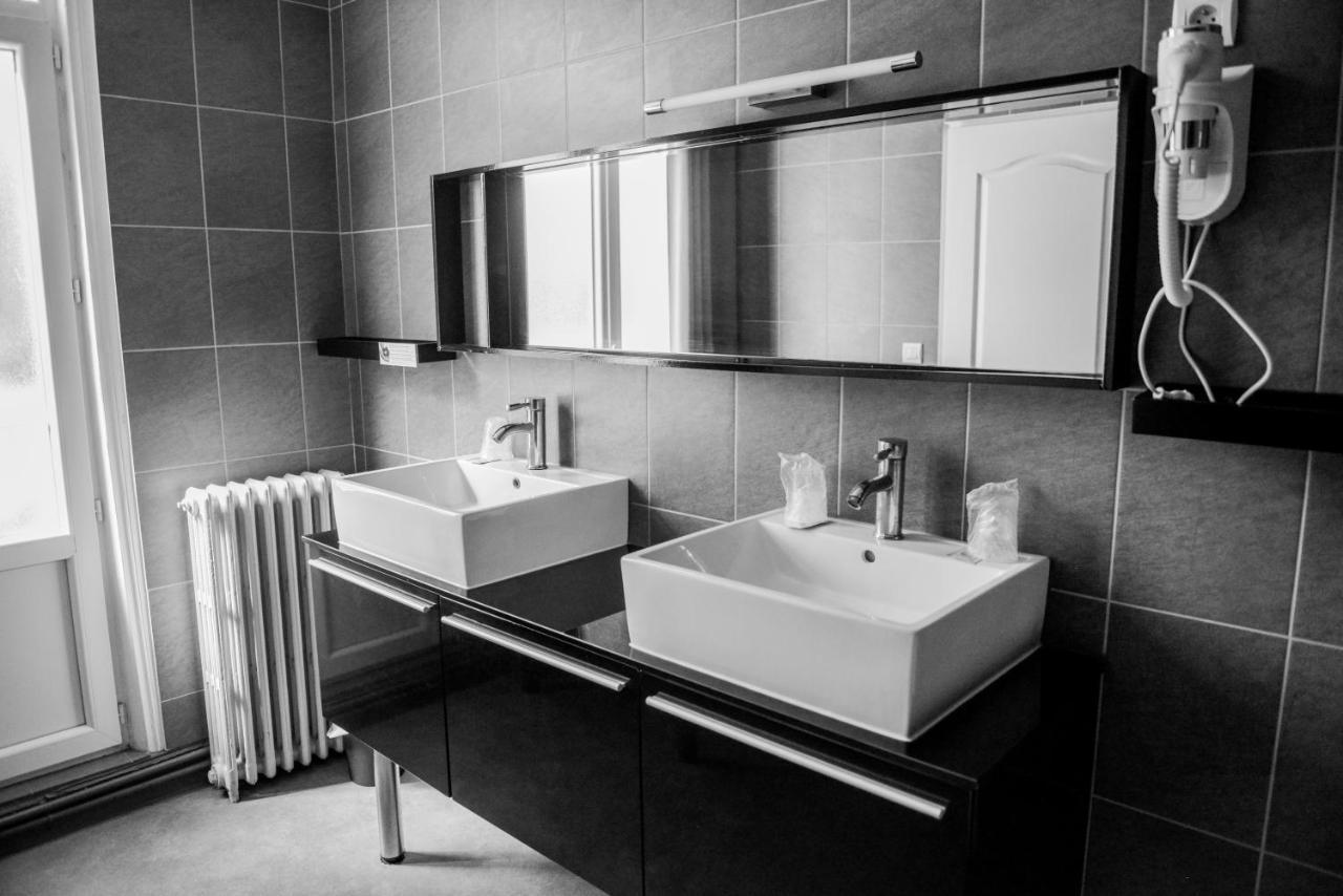 Logis Le Saint Hubert Hotel Haybes Екстериор снимка
