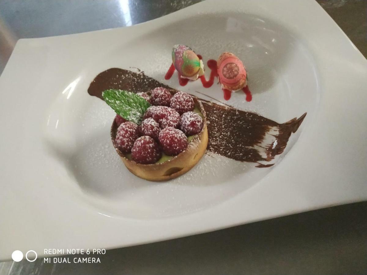 Logis Le Saint Hubert Hotel Haybes Екстериор снимка